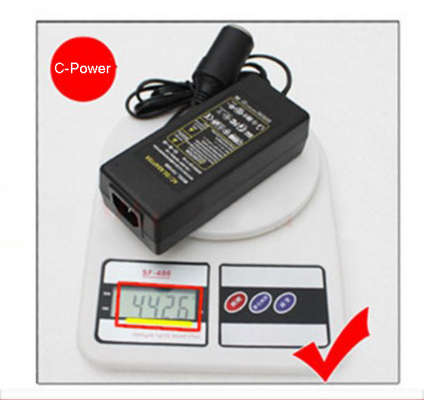 現代の60Wの自動車アダプタ DC 12VからAC 220V デスクトップ接続 12VDC 5A電源