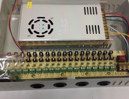 保護 短回路 超圧 超電圧 12V 30A CCTV用の電源ボックス