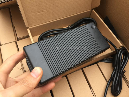 デスクトップタイプ 12V 10amp 出力電流と DC 出力タイプを持つ AC アダプター