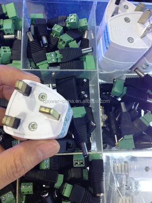 便利で多機能のACユニバーサル電源アダプター 変換器