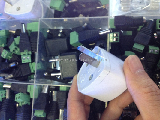 便利で多機能のACユニバーサル電源アダプター 変換器