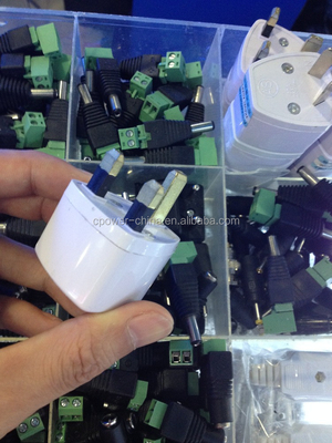 便利で多機能のACユニバーサル電源アダプター 変換器