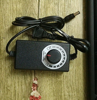 プラグイン 3-12V 24W DC 調節可能電源アダプター ステップレス電圧調節器 2A 5.5*21