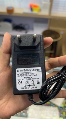 CE FCC ROHS 認定 16.8V 2A リチウムイオン電池充電器
