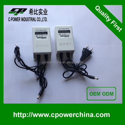 12V 24W 屋外電源アダプタ 2000mA 出力電流と順応なホワイトデザイン